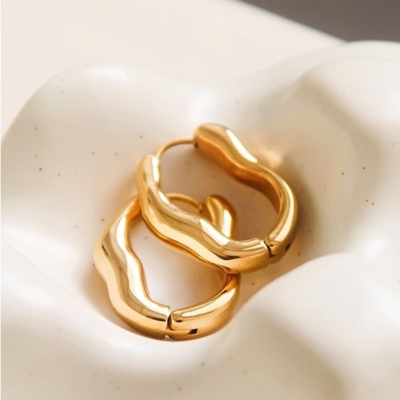 18K Gold Oval Hoop Earrings - Picture 3 of 5